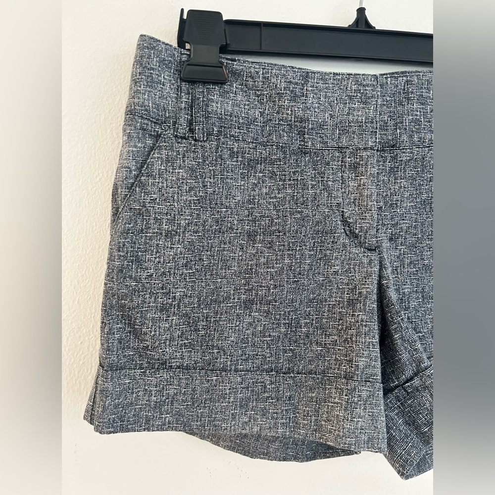 Express Black White Textured Cuffed Dress Shorts Size 6 - Picture 3 of 9
